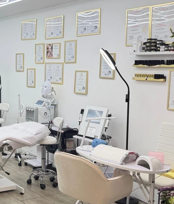 Zertifikate und Arbeitsplatz im Abeer Beauty Center